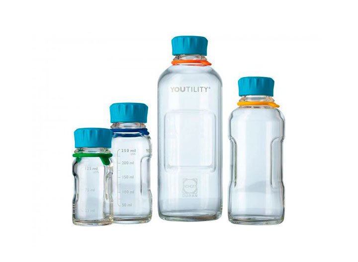 Youtility 实验室专用瓶：人体工程学设计，手柄槽和有凸起条纹的瓶盖确保了操作的便捷，甚至可戴手套进行操作。通过粘贴标签和更换瓶环颜色，可使专用瓶富有个性。 