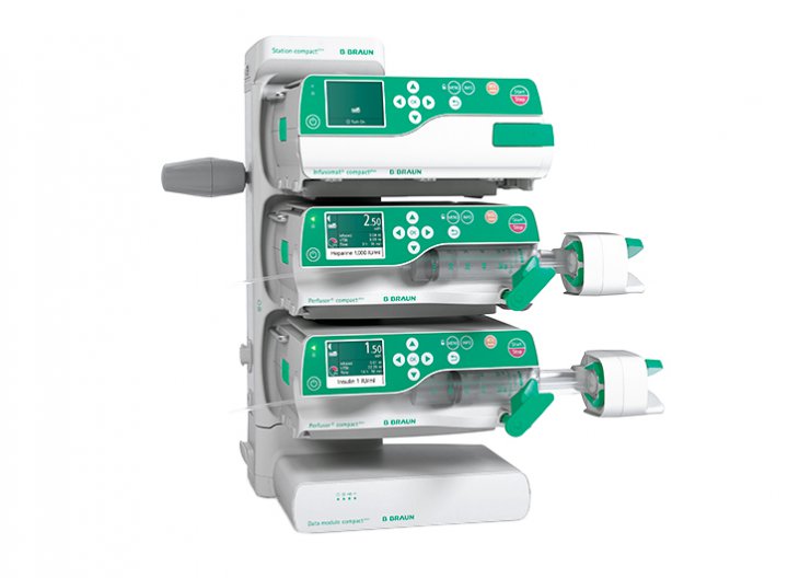 Station Compact Plus Dockingstation für 1-3 Infusionspumpen. Die Werkzeuglose Montage von bis zu 6 Stationen, in einer oder zwei Säulen, ermöglicht die einfache und schnelle Datenkommunikation mit maximal 18 Infusionspumpen. 