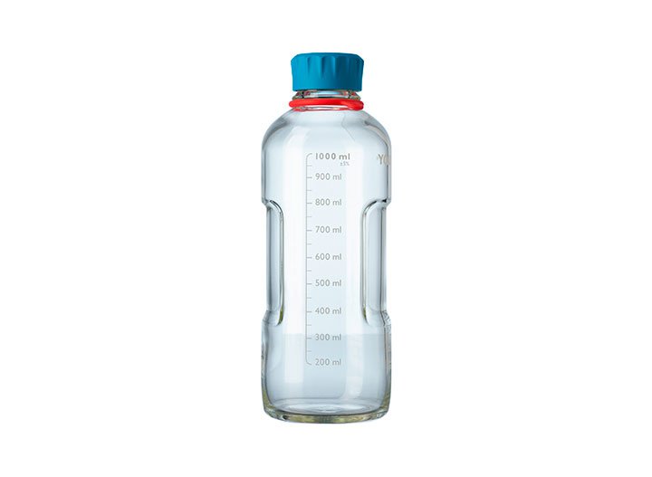 Youtility Laboratory bottle system with ergonomically designed features. The handle recesses and the ribbed lid ensure optimal handling, even with gloves. A labeling system and colored, interchangeable rings allow customization and personalization.